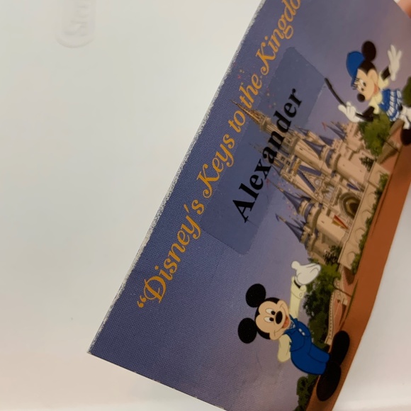 Disney Magic Kingdom Castle Disney's Keys to the Kingdom Gold Tone Key Lapel Pin - Picture 11 of 11